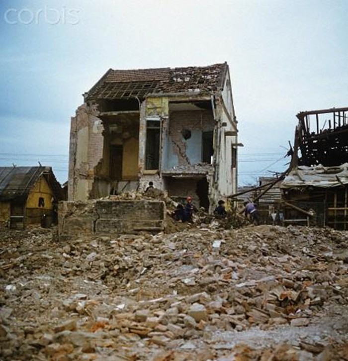 Tháng 3/1973. Bọn trẻ bên cạnh một ngôi nhà bị phá hủy trong trận bom B52 của quân Mỹ trên phố Khâm Thiên. Ảnh. Werner Schulze/Corbis.